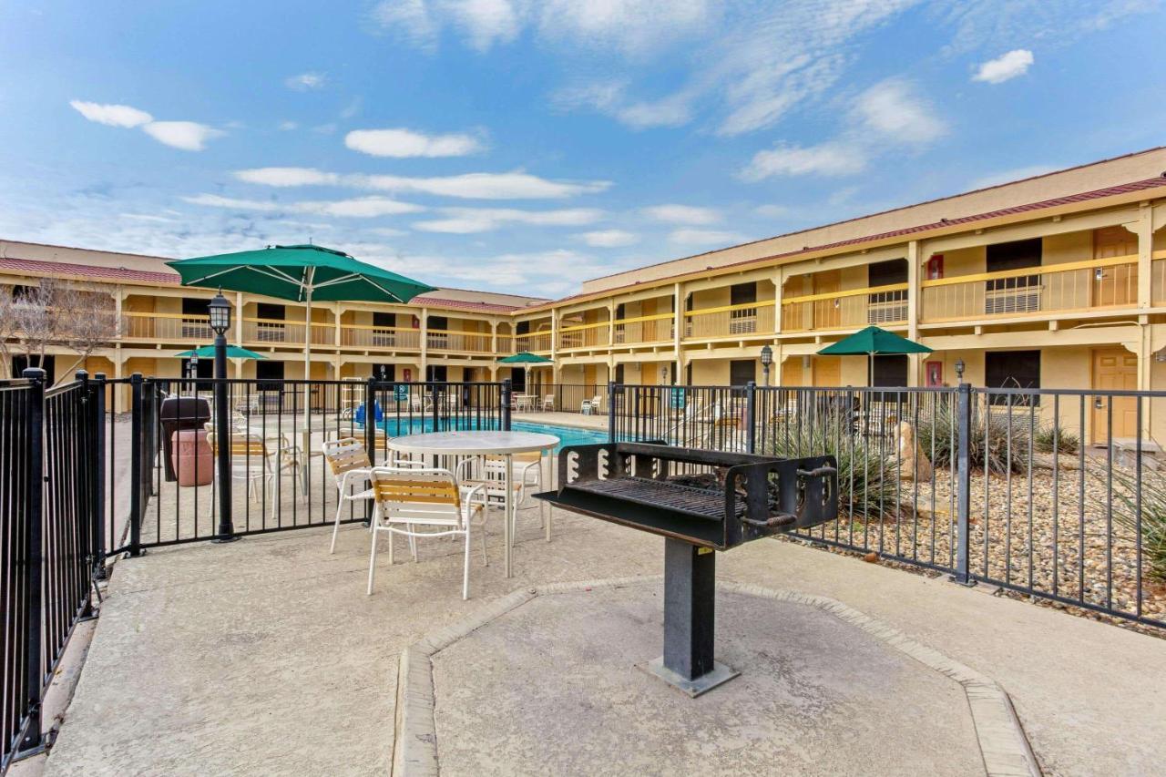 La Quinta Inn By Wyndham And Conference Center San Angelo Exterior photo